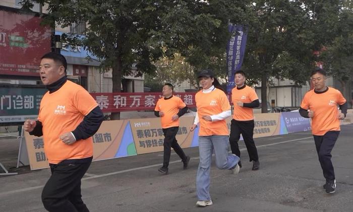 县委副书记、县长陆志杰和跑友一起奔跑在和美赛道