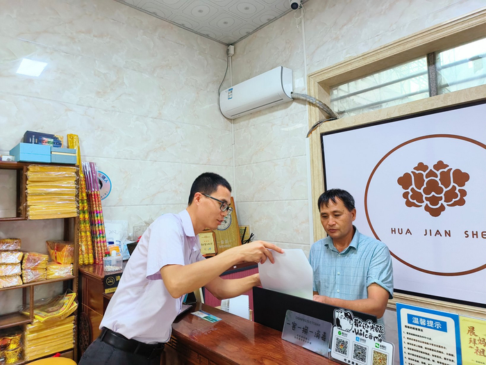 农行莆田秀屿支行客户经理（左）上门向民宿经营者介绍普惠金融政策。陈燕红/摄