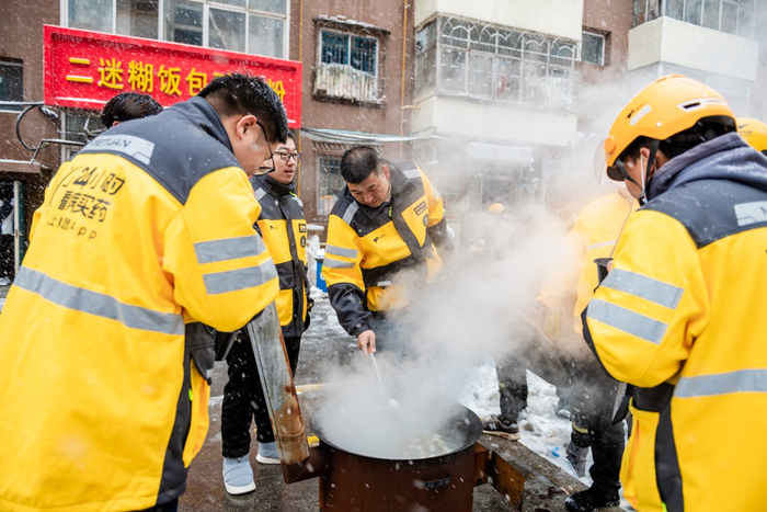 　　▲哈尔滨站点为骑手提供“铁锅炖”免费午餐