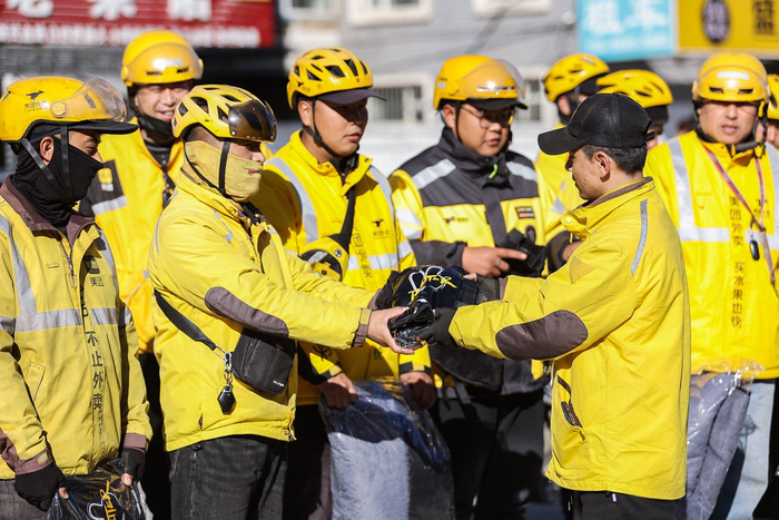 　　▲沈阳站点向骑手送上冬季防寒物资