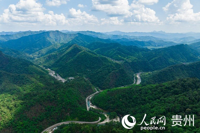 在山间穿行的江口至梵净山环线公路。人民网记者 涂敏摄
