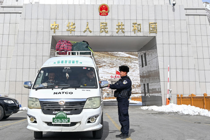 11月6日，新疆出入境边防检查总站红其拉甫边检站民警在国门对入境车辆进行查验。新华社发（王智珑 摄）