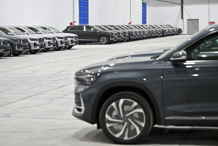 11月7日，霍尔果斯亚欧国际供应链有限公司仓库内摆放的待出口的国产汽车。新华社记者李鑫 摄