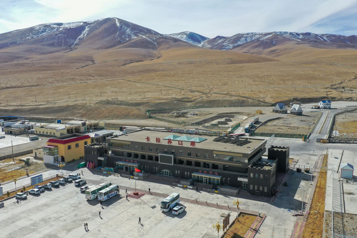 11月6日，位于新疆塔什库尔干塔吉克自治县的卡拉苏口岸（无人机照片）。新华社记者丁磊 摄