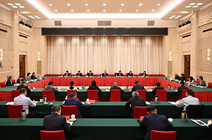 ▲11月6日，沈晓明主持召开省属文化企事业单位座谈会。（图片来源：湖南省人民政府门户网站）