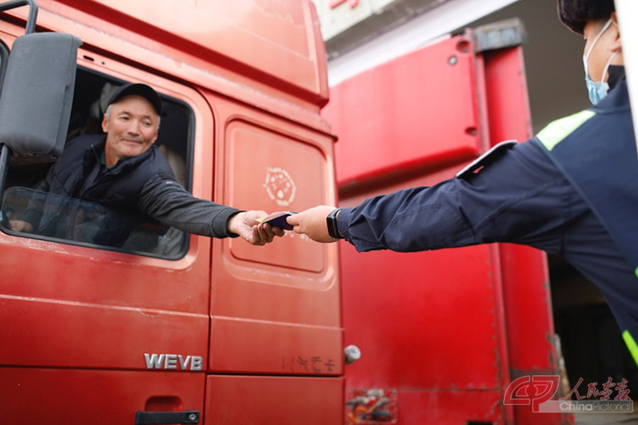 为了进一步提升伊尔克什坦口岸货车通行效率，口岸不断提升基础设施建设，优化通关流程。