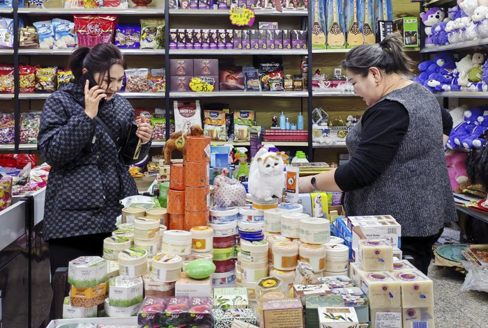 11月7日，游客在巴克图口岸中哈边民互市丝路文化商品城选购商品。新华社记者苟立锋 摄