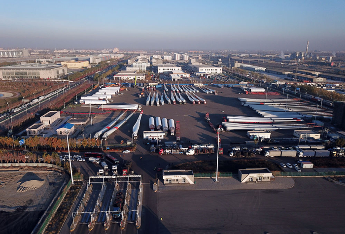 11月7日，霍尔果斯公路口岸即将出境的货物和车辆（无人机照片）。新华社记者李鑫 摄