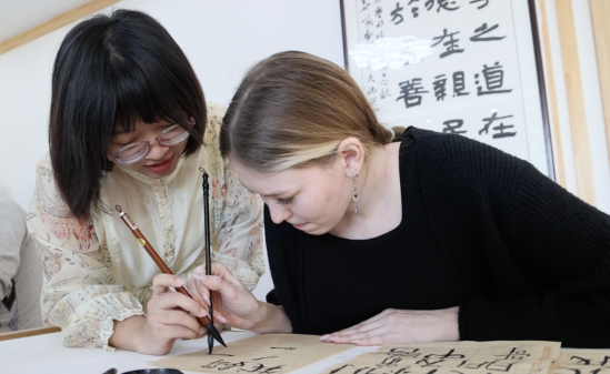 留学生学习中国书法.