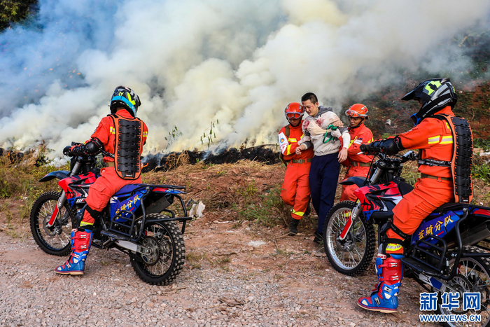 消防救援机动队伍院前急救培训人员观摩森林火灾现场紧急转移伤员演练（11月12日摄）。新华网发（郭元丰 摄）