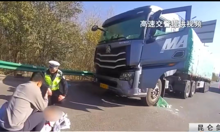 ▲高速交警救下一氧化碳中毒的货车司机