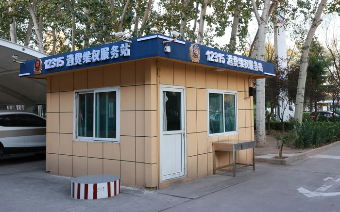 诺维兰集团汽贸公司门口鲜明的标志。冯铁飞/摄