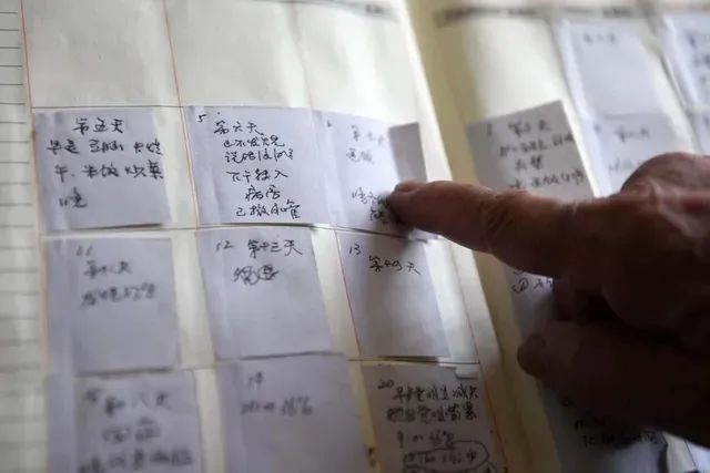 10月26日，王怀民老人在家为记者展示他为老伴儿做的健康档案。牛宏超摄