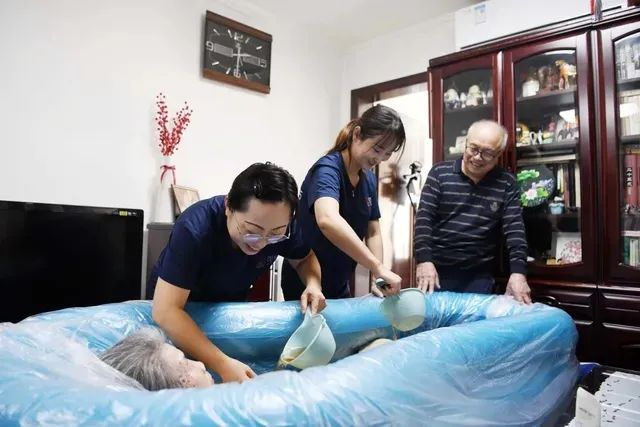 在王怀民老人家，助浴师为李秀兰老人洗澡。牛宏超摄