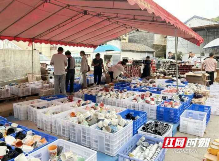 ▲企业专门设立了“捡瓷器”区域，供大家选。