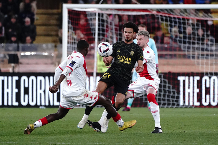 扎伊尔·埃梅里（中） 图据IC photo