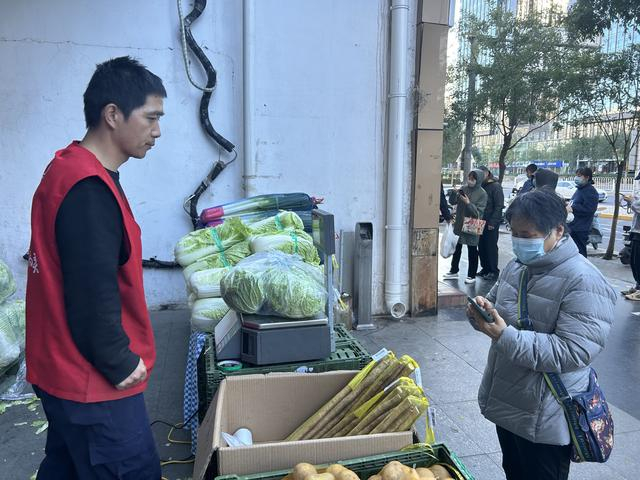 除了大白菜和大葱，冬储菜品种还引入了山药、红薯、土豆等易储存蔬菜，丰富市民的选择。新京报记者 陈琳 摄