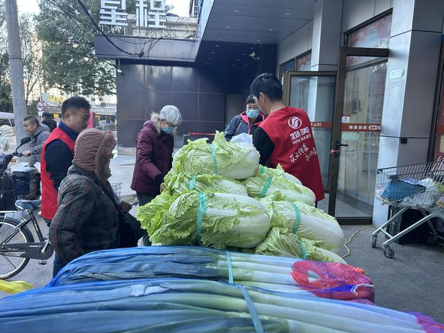 市民正在选购冬储大白菜，大多数人购买量都在三五棵。新京报记者 陈琳 摄