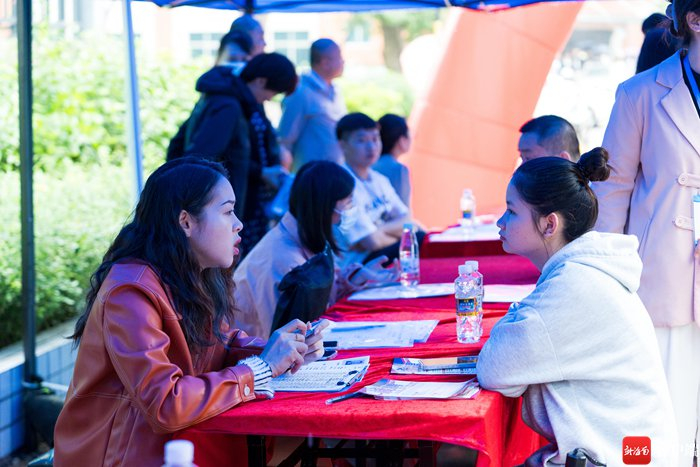 招聘会现场。记者 曹志 摄