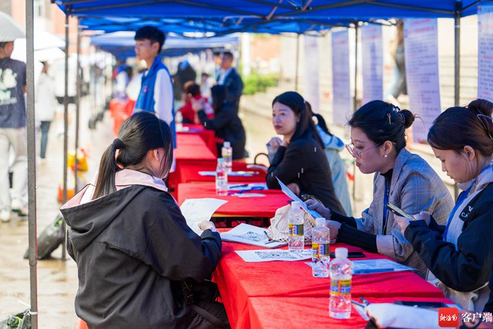 招聘会现场。记者 曹志 摄