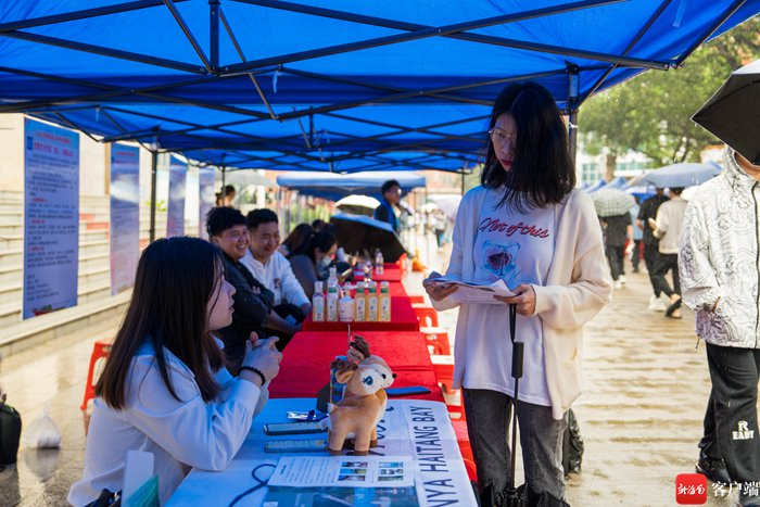 招聘会现场。记者 曹志 摄