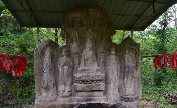 近日，四川南江县一处北魏晚期营造的摩崖造像被涂抹，图为涂抹前。 受访者供图
