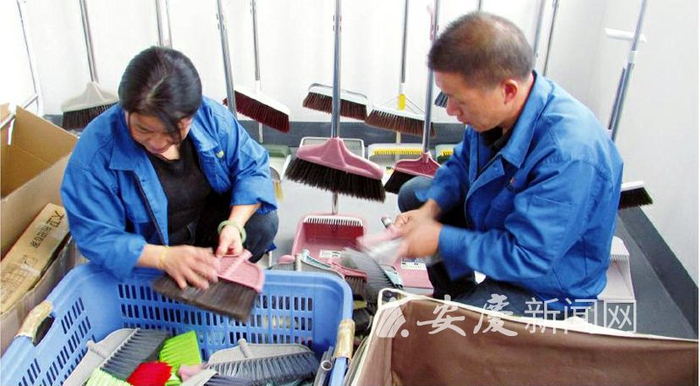 　　“双11”期间，销售火爆，徐漕村村民和工人们一起将产品整理、打包、装箱，发往外地。 通讯员 黄健生 摄