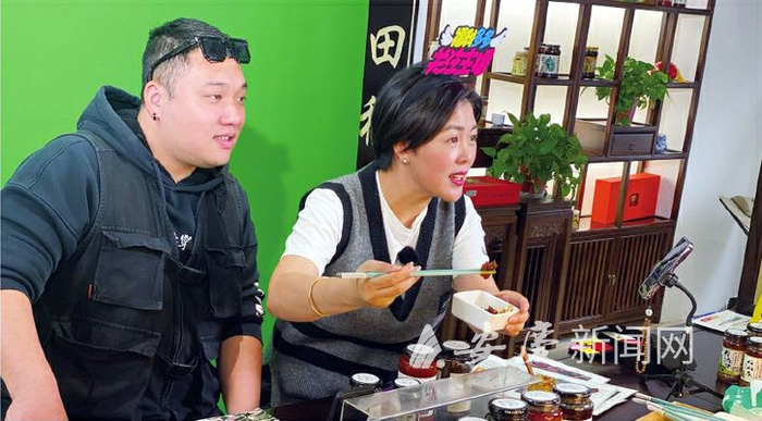 　　11月8日上午，在胡玉美直播间内，主播正在直播带货。全媒体记者 许娟 摄