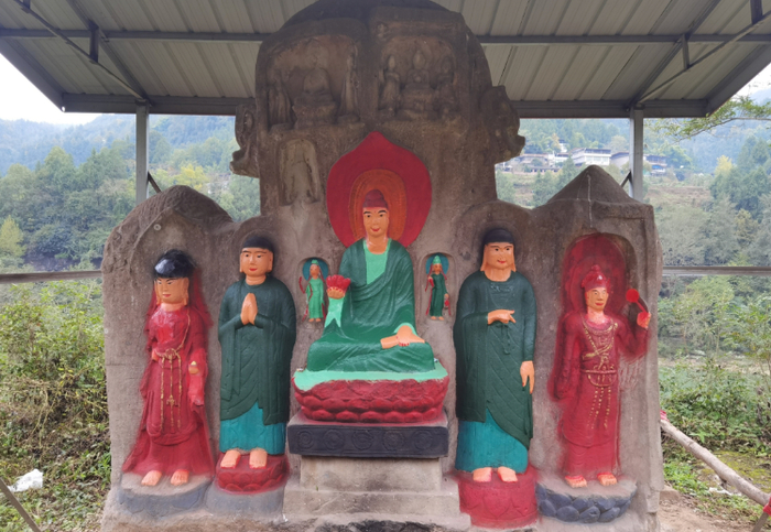 近日，四川南江县一处北魏晚期营造的摩崖造像被涂抹，图为涂抹后。受访者供图