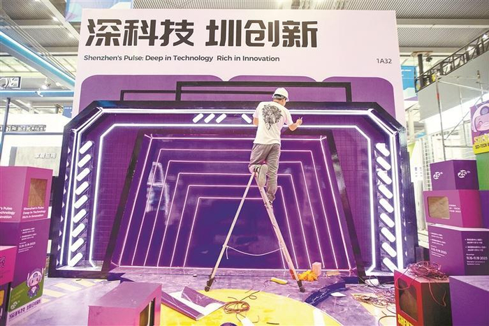 第25届高交会将于11月15日开幕，记者昨探营会展（福田）中心布展情况。 深圳特区报记者 赖犁 摄
