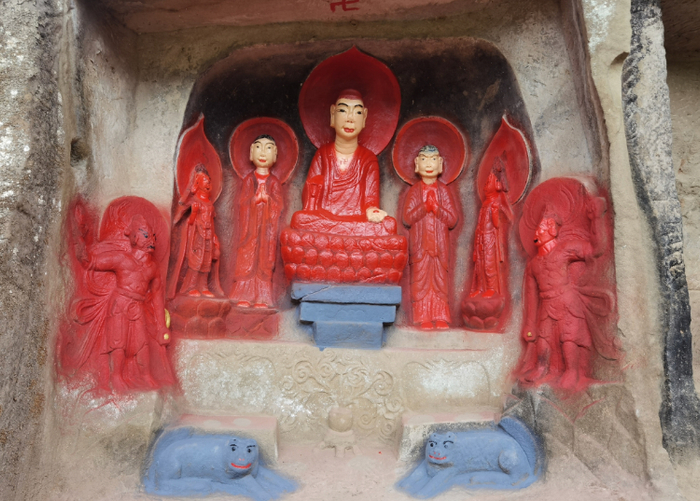 当地另一座被涂抹的摩崖造像。图为涂抹后。受访者供图