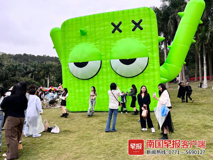 市民游客在创意打卡区拍照。记者 兰敏 摄