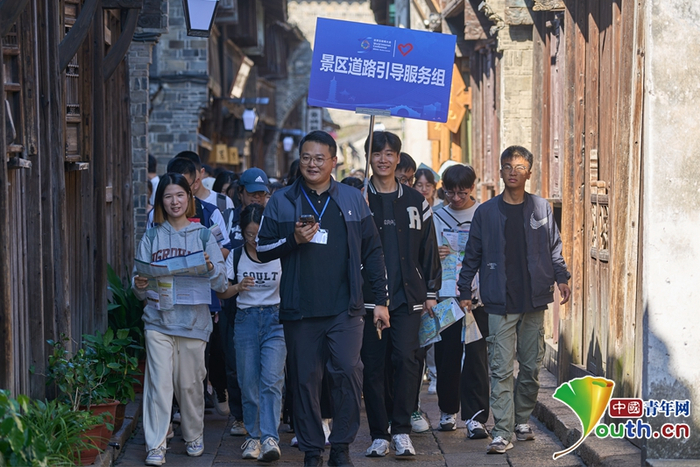 “小梧桐”在乌镇进行踩点学习。受访者供图