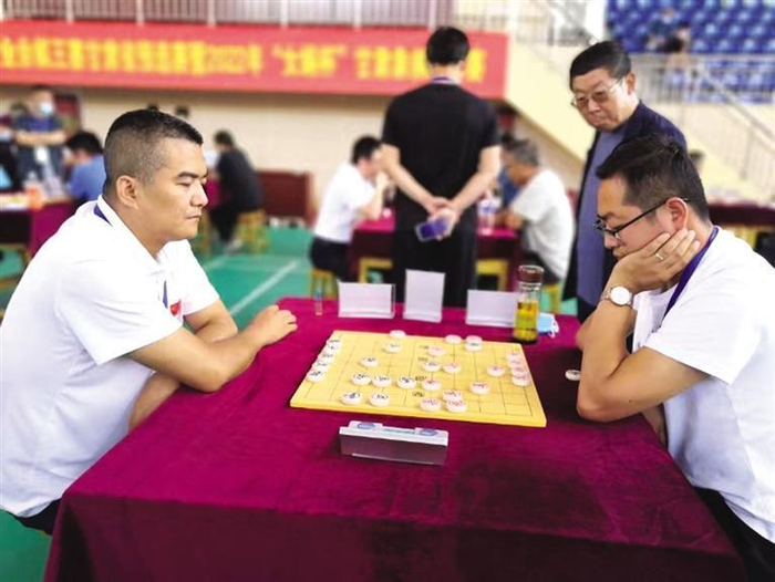     刘玉武（左）在比赛中