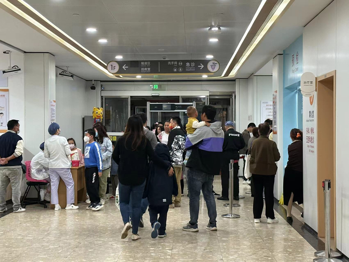 上海儿童医学中心最新数据显示，该院发热门诊、急诊量比起高峰时段，已下降了四成。 上海儿童医学中心 供图