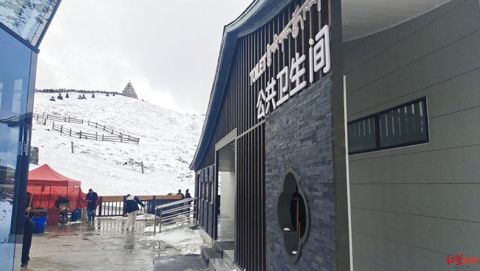 ▲折多山厕所外有个烧烤摊