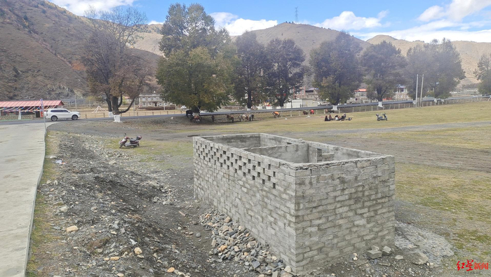 ▲路边上一个没有顶的旱厕