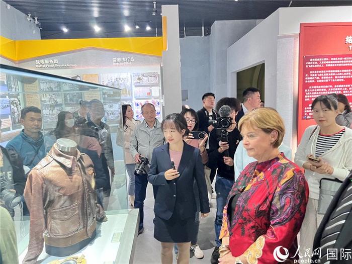 飞虎队指挥官陈纳德将军外孙女嘉兰惠（右）在参观昆明市博物馆展示的文物。人民网 赵瞳摄