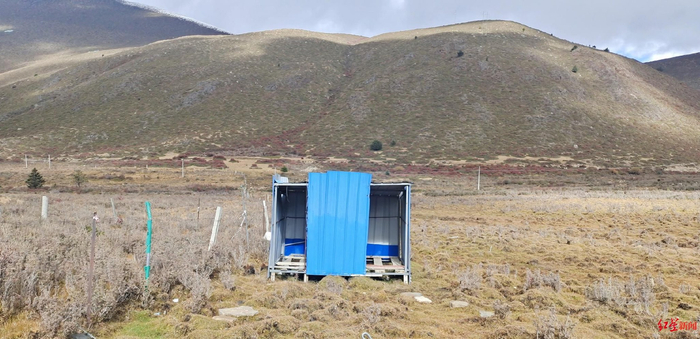 ▲国道318线甘孜段路边，一个没有门的旱厕