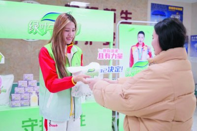     ▲ “绿叶守护计划”公益爱心大使、游泳世界冠军朱倩蔚现场派发健康物资，吸引大家驻足围观。