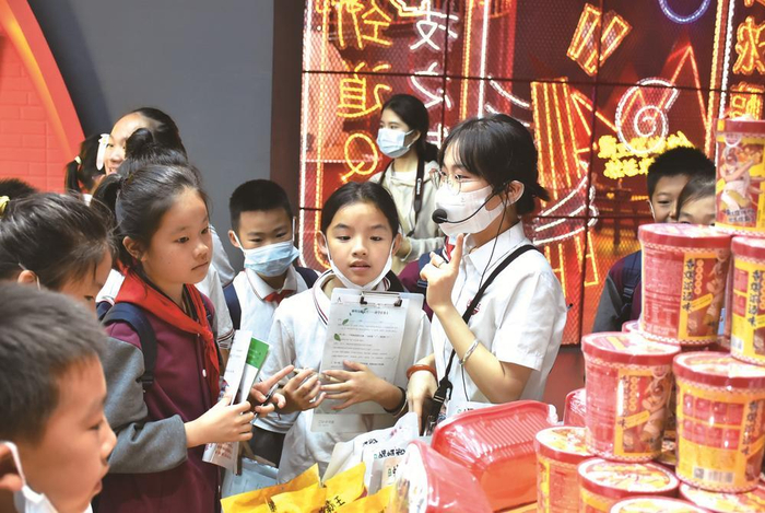     学生在广西螺霸王食品有限公司开展研学旅行