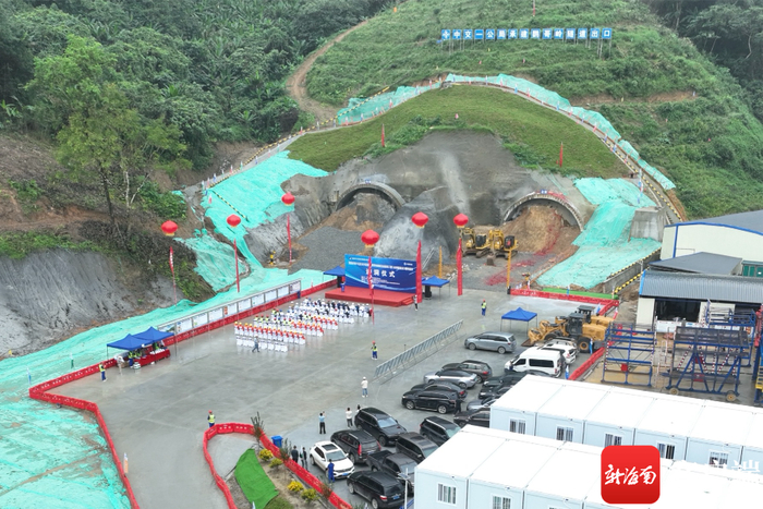 开工的隧道出口。中交一公局供图