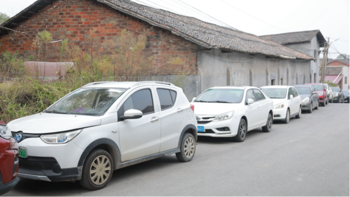 ▲在网红捡瓷点仙岳山街道万宜村，村道两旁的小汽车和大巴车一眼望不到头。（图源：醴陵发布）