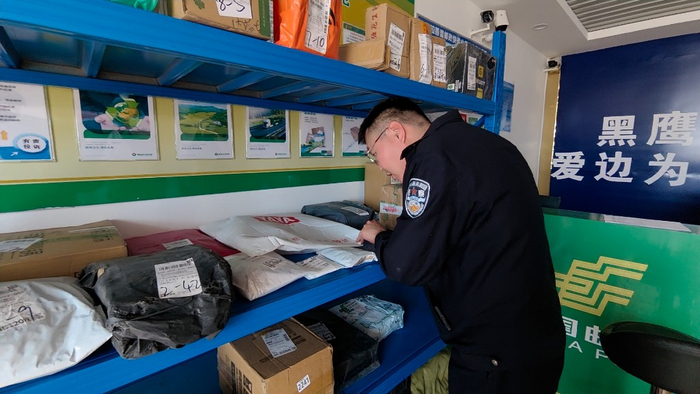 民警帮工人找快递