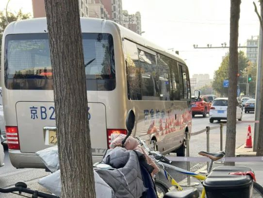 11月8日，北汽集团大巴车现身小米科技园的照片