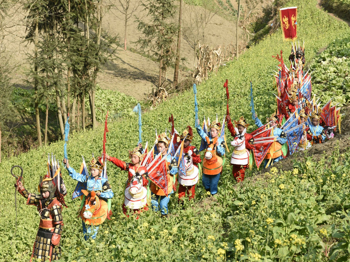 “晓道竹马”队伍走在乡间小道