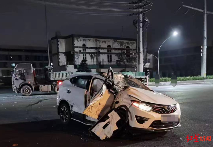 ▲刘先生驾驶的白色车辆受损严重&nbsp; 受访者供图