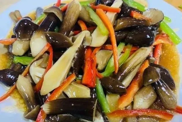 清炒黑皮鸡枞菌。