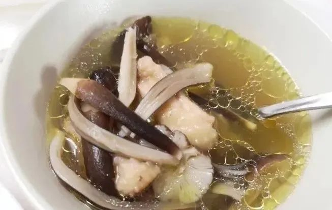 黑皮鸡枞菌鸡汤。