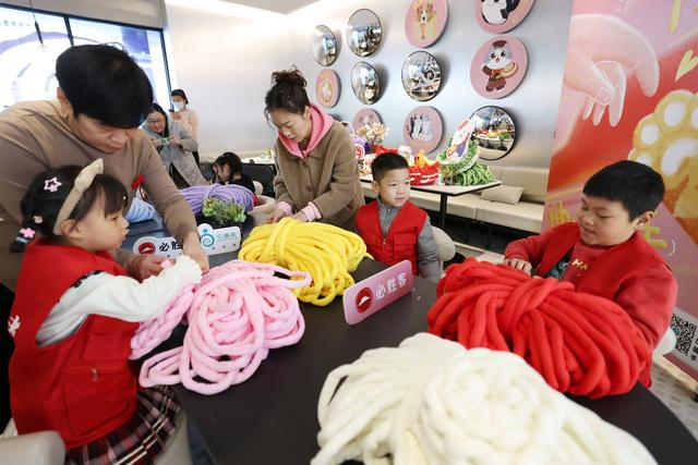 新京报小读者为流浪动物制作“暖冬宠物垫”。受访者供图